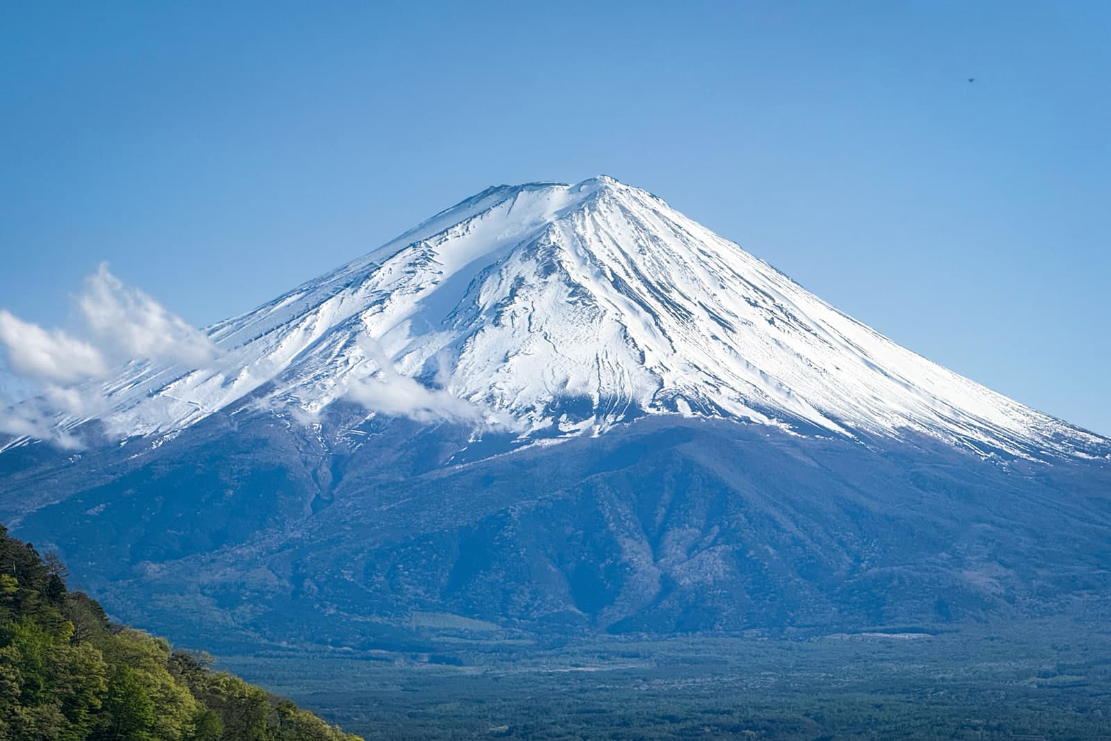 Cume nevado do Monte Fuji sob céu azul